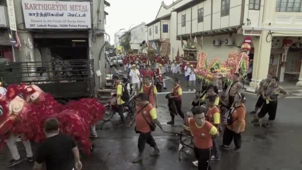 Танцевальное представление дракона на процессии китайского божества . — стоковое видео