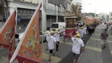 Yolda performansı ile yüksek açı Çin Tanrı alayı.