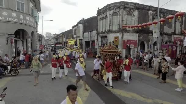 Barca drago processione ad alto angolo sulla strada . — Video Stock