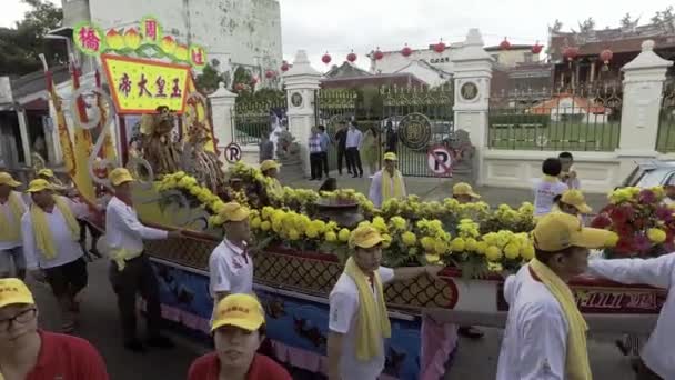 Drago barca trasportare statua imperatore giada di fronte a Cheah Kongsi . — Video Stock