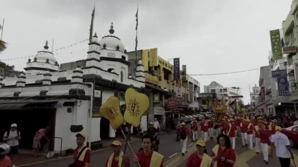 Chiński bóstwa procesja przechodzi przed meczetem. — Wideo stockowe