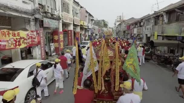 Hoge hoek traditionele chinese godheid processie op de straat. — Stockvideo