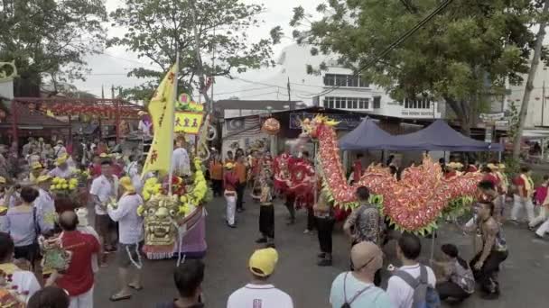 Dračí tanec, lví tanec a dračí lodě během festivalu. — Stock video