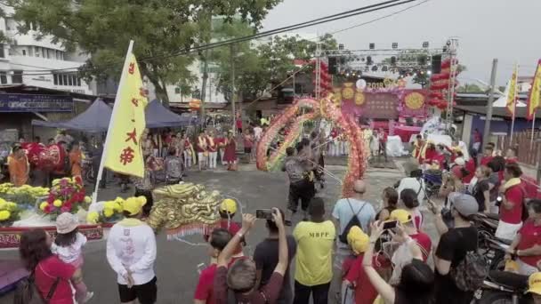Dragon dance chase the pearl in front dragon boat d — Stock Video