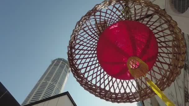 Edificio KOMTAR en el centro de la ciudad con linterna roja — Vídeo de stock