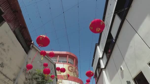 Rode lantaarn decoratie langs de weg en de Gama Verzendcentrum. — Stockvideo