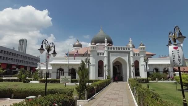 Camine dentro de la mezquita Kapitan Keling con KOMTAR como fondo . — Vídeos de Stock