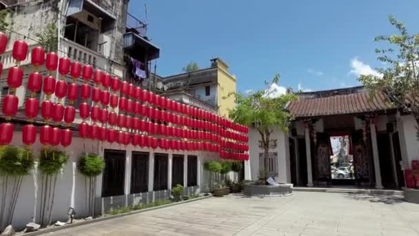 Teochew Temple Penang zdobený červenou lucernou během čínského nového roku. — Stock video