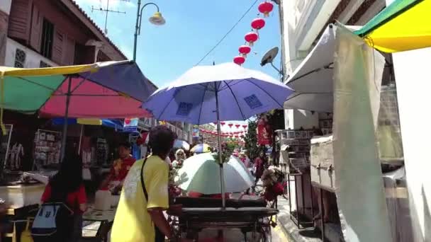 Conductor empuje el trishaw en la calle QArmening . — Vídeos de Stock