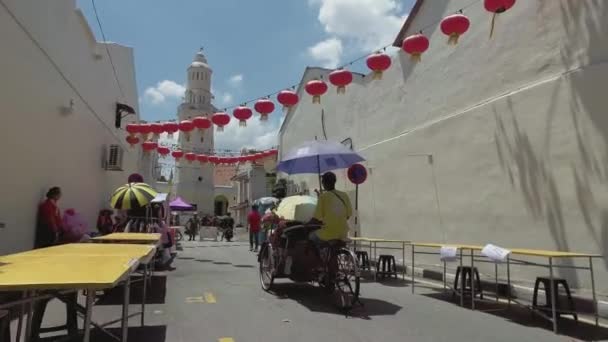 Trishaw řidič donese návštěvník na Cannon Street Lenka ulice, Penang. — Stock video