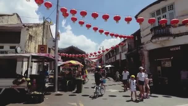 Pengunjung berjalan di Armenian Street selama tahun baru Cina . — Stok Video