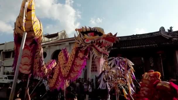 Dragon dance chase de parel tijdens de viering van het Chinees Nieuwjaar. — Stockvideo