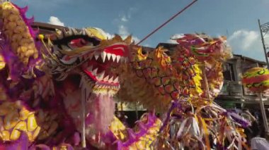 Çin Yeni Yılı kutlamaları sırasında pearl ile renkli ejderha dansı.