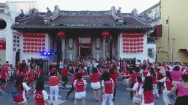 Performansları birlikte geleneksel Çince Tapınağı önünde dans elini tut.