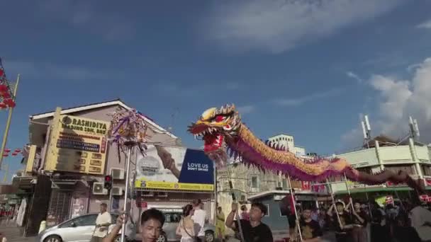 Dragon dança desempenho com perseguir a pérola na rua . — Vídeo de Stock