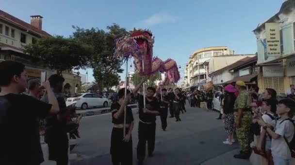 :Dragon dance performance at the street. — Stock Video