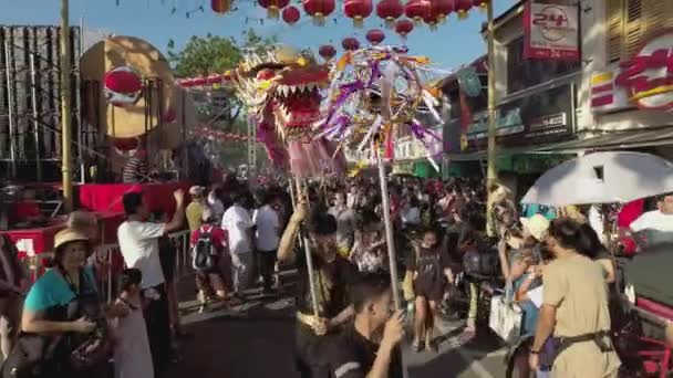 Yüksek açı ejderha dans performansı Penang Caddesi'nde. — Stok video