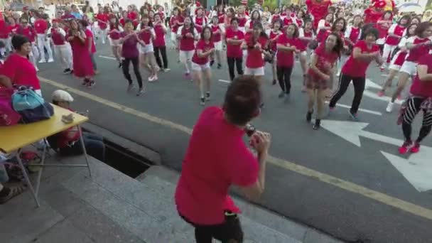 Δημόσια φορούν κόκκινο πουκάμισο χρώματος χορού μαζί κατά τη διάρκεια του κινεζικού νέου έτους, — Αρχείο Βίντεο