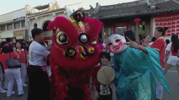 Prestanda lion dance ha kul fotografering med besökare. — Stockvideo