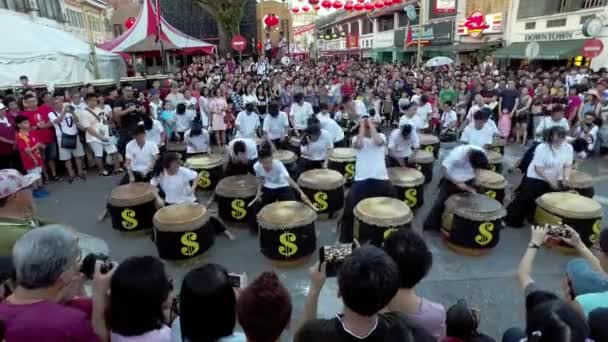 Crowd enjoy 24 festive drums during chinese new year. — Stock Video