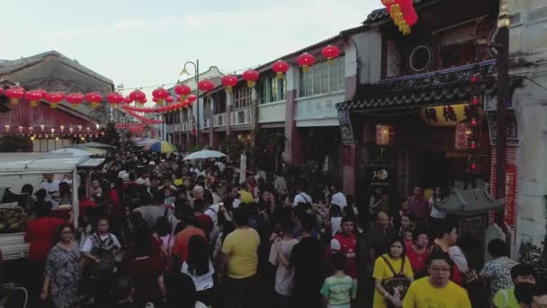 Çin Yeni Yılı kutlamaları Penang için kalabalık çıkıyor. — Stok video