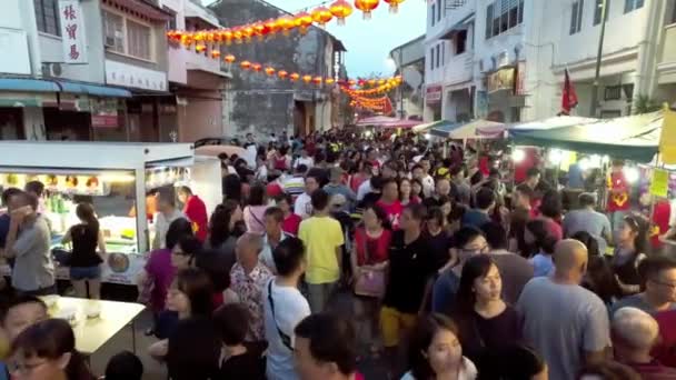 Ludzie kupują jedzenie na ulicy podczas uroczystości uroczysty chiński nowy rok, — Wideo stockowe