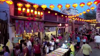 Street Çin yeni yılı kutlama kutlamak kırmızı kadrosu ile süslüdür.
