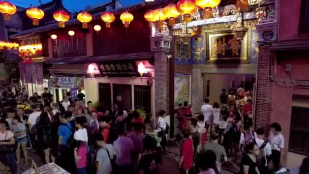 Publiek bezoeken traditionele chinese tempel Cheah kongsi. — Stockvideo