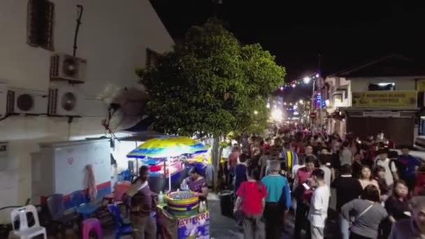 Paseo público por la calle de la pequeña India, Penang durante el año nuevo chino . — Vídeos de Stock