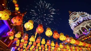 Havai fişek gösterisi sırasında Budist tapınağı Kek kadar Lok Si ile Led fener aydınlatma