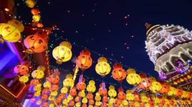 Havai fişek gösterisi kutlamak Çin yeni yılı ile güzel Led fener