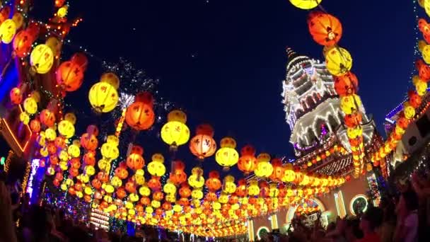 Fisheye ver Kek Lok Si celebrar el Año Nuevo Chino con fuegos artificiales — Vídeos de Stock