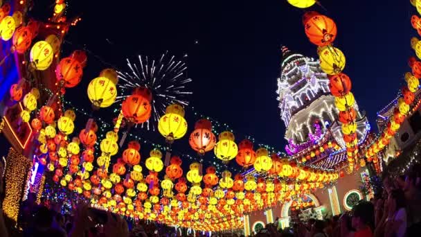 Pagoda de templo de Kek Lok Si con fuegos artificiales y linterna led u — Vídeos de Stock