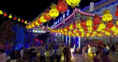 Ziyaretçi gelip Kek Lok Si için Çin yeni yılı sırasında