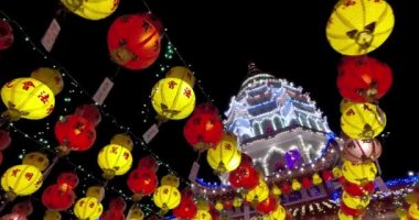 Ekran Led fenerler gece muhteşem Kek Lok Si Tapınağı.