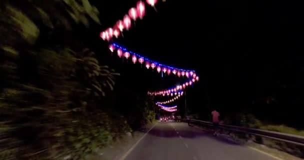 Ayer Itam carretera cercana Kek Lok Si decorado con linterna — Vídeo de stock