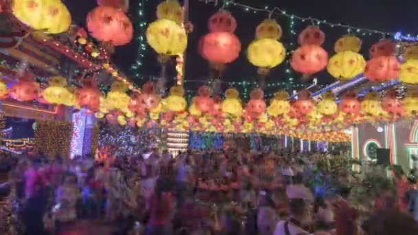 Turistas Timelapse assistir cerimônia de iluminação anual no kek Lok Si, Ayer Itam . — Vídeo de Stock