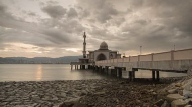 Timelapse bulutlu gün batımı yüzen cami