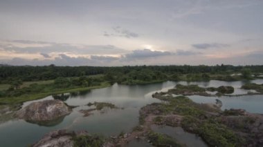 Timelapse günbatımı terk edilmiş taş ocağı