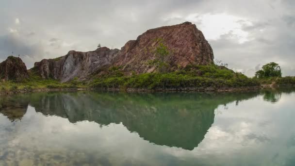 Timelapse panorámica a la puesta de sol derecha de la mezquita flotante — Vídeos de Stock