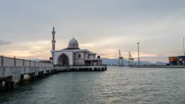 Timelapse gün gece geçiş sırasında düşük tide yüzen cami de,