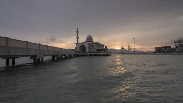 Timelapse krásný plamen mrak nebe na plovoucí mešita — Stock video