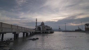 Timelapse gün gece geçiş yüzen cami