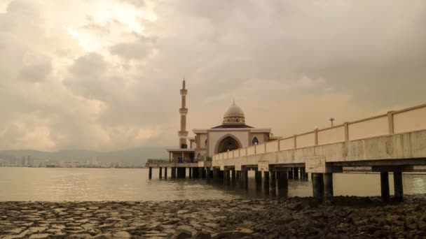 Zeitraffer von Tag zu Nacht Übergang von schwimmender Moschee Flut zu Ebbe. — Stockvideo