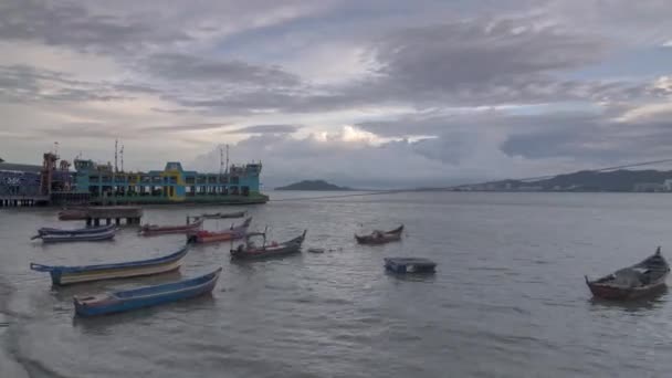 Timelapse coucher de soleil heure du ferry Penang occupé transporter des passagers et des voitures . — Video