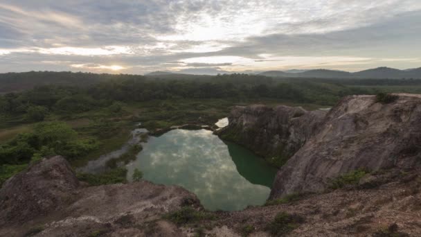 Zeitraffer Sonnenaufgang des Froschhügels. Schießen auf dem Gipfel des Wanderplatzes. — Stockvideo