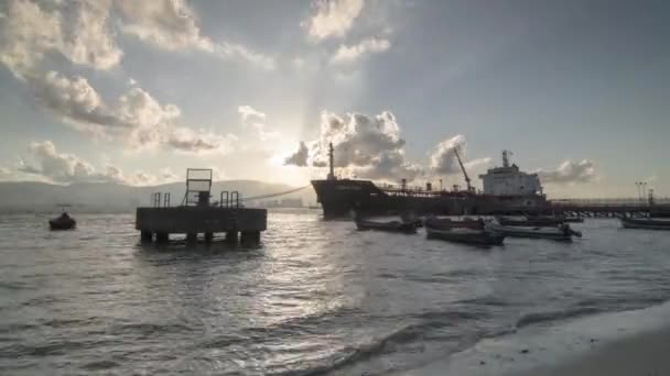 Timelapse zonsondergang met ray vaartuig parkeren — Stockvideo