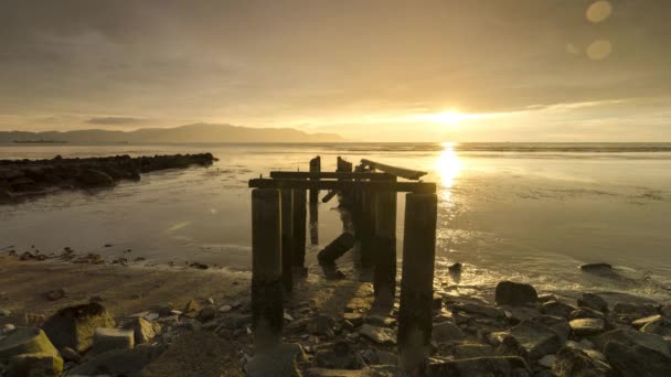 Timelapse zonsondergang over Pantai Robina — Stockvideo