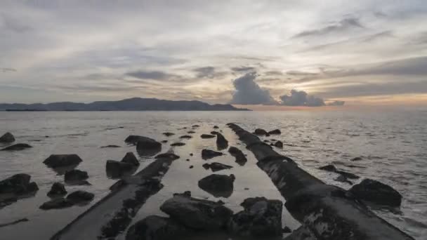 Atardecer Timelapse en la playa Taman Robina. Dispara con panorámica . — Vídeos de Stock