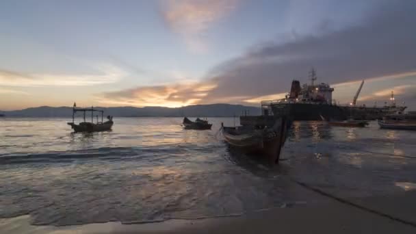 Timelapse puesta del sol embarcadero Butterworth con el barco de pesca tradicional — Vídeos de Stock